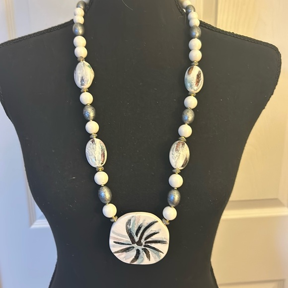 Jewelry - Shell style beaded necklace does have definitely a nice look very unique